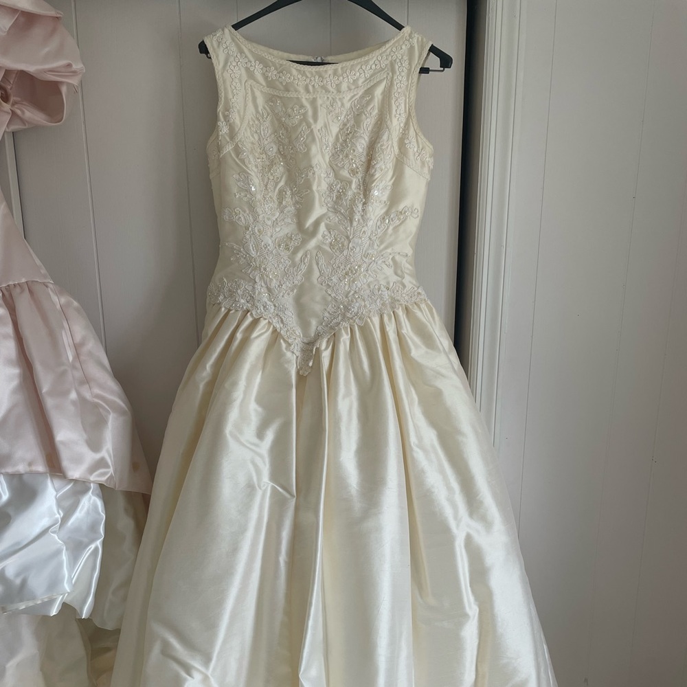 Wedding Dress never worn, size 12 not altered.